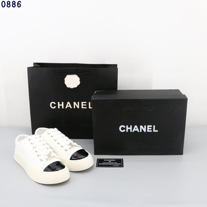 CN 샤넬 CC로고 펜던트 레더 퀼팅 스니커즈