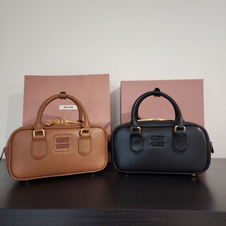 MU 미우미우 아르카디 가죽 백 (볼링백) 