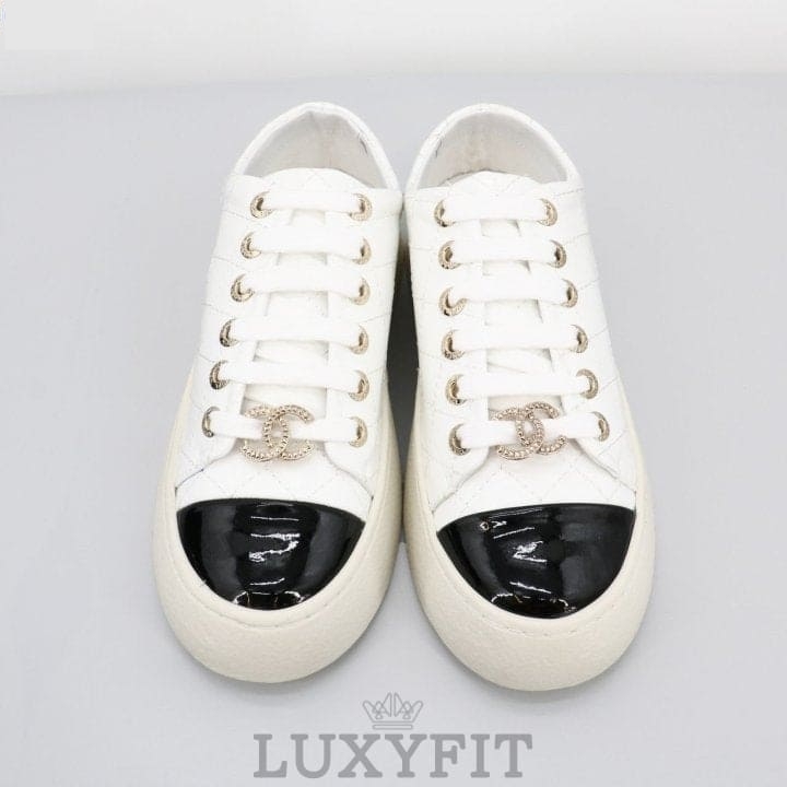 CN 샤넬 CC로고 펜던트 레더 퀼팅 스니커즈