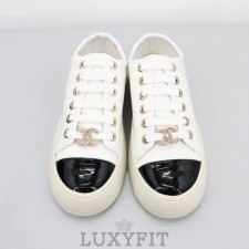 CN 샤넬 CC로고 펜던트 레더 퀼팅 스니커즈