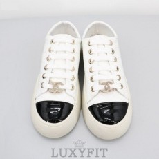 CN 샤넬 CC로고 펜던트 레더 퀼팅 스니커즈