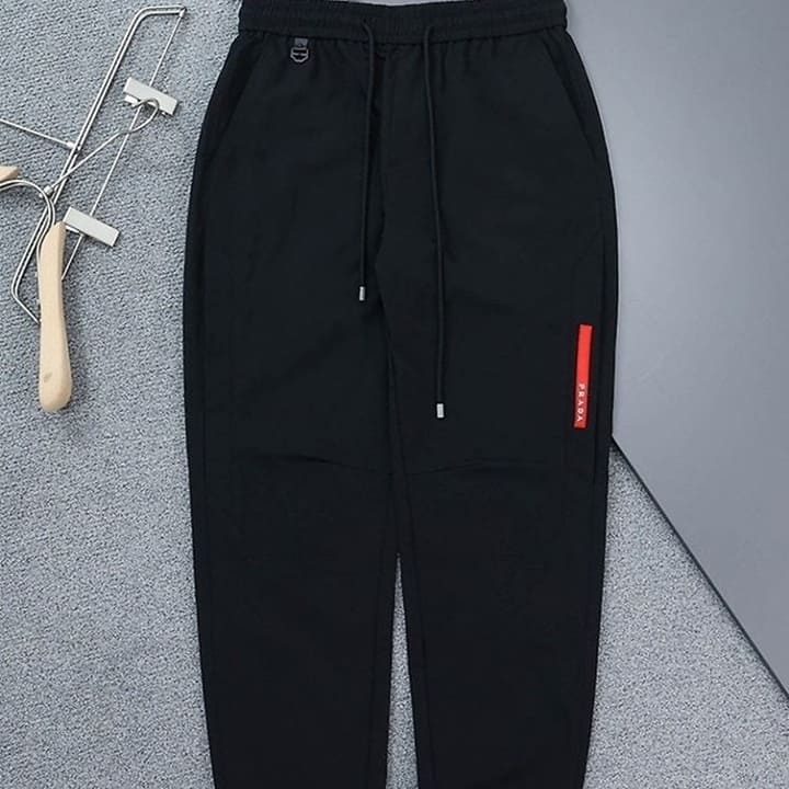 PD 프라다 클래식 레드로고 패치 조거 팬츠