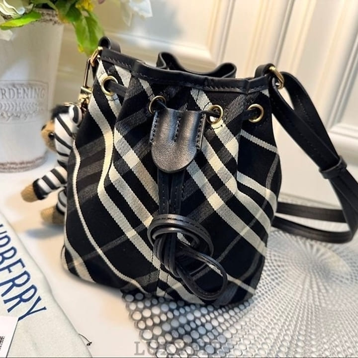 BB 버버리 드로잉 체크 버킷 미니