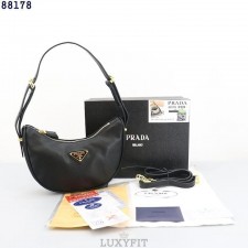 PD 프라다 반달 호보백