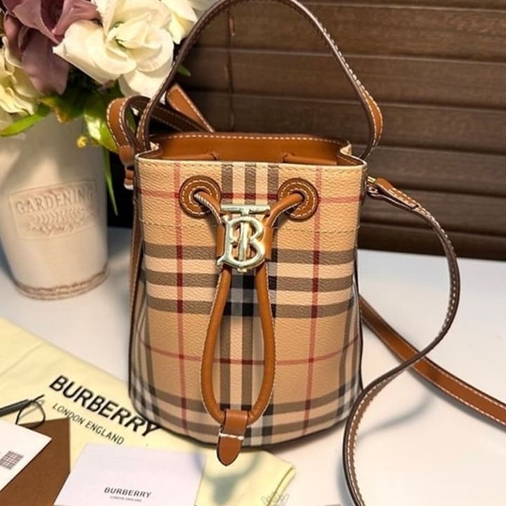 BB 버버리 미니 TB 버킷백